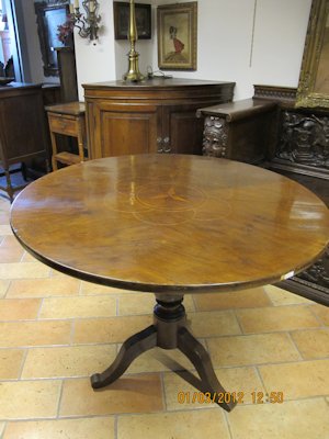 Gueridon walnut inlaid table